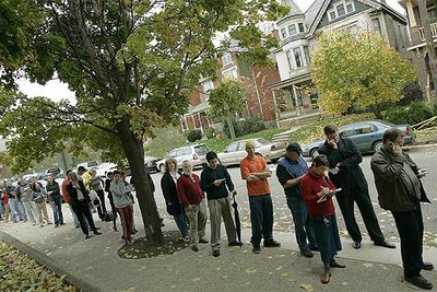 Los ciudadanos tuvieron que guardar colas de hasta dos horas para poder votar en su colegio electoral en Columbus (Ohio).
