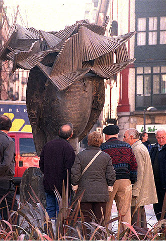 La escultura  La exorcista,  de Manolo Valdés, ayer, poco después de ser descubierta.