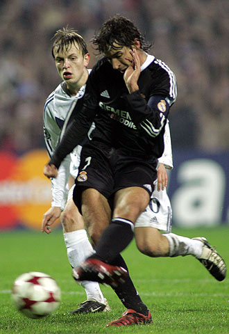 Raúl dispara para marcar el primer tanto del Real Madrid.