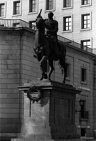 IU pide la retirada de la estatua de Franco