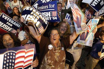 Simpatizantes republicanos, muchos de ellos cubanos, celebran en un hotel de Miami el recuento de votos cuando es favorable a Bush.