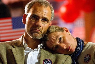 Una pareja contempla los resultados en un encuentro demócrata en Ginebra (Suiza).