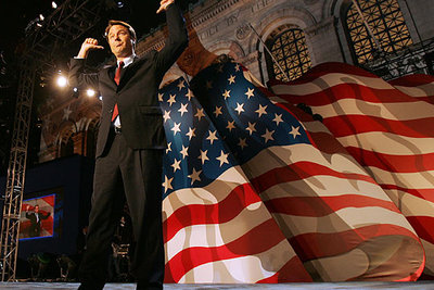 El candidato demócrata a la vicepresidencia, John Edwards, durante su mensaje en la madrugada de ayer en Boston.