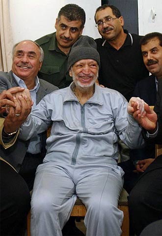 Arafat, el pasado viernes en Ramala, antes de viajar a París.