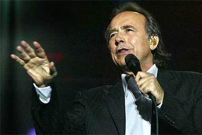 Joan Manuel Serrat, ayer en el concierto con que cerró la gira  Serrat simfònic  en Girona.