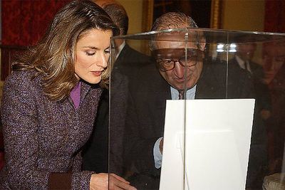 La princesa de Asturias y el historiador Luis Suárez, en la exposición  Isabel la Católica en la Real Academia de la Historia. 