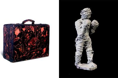 Las obras de la exposición de Miguel Galanda,  Maleta  (2003), a la izquierda,  con cera y óleo sobre piel, y la escultura   Boxer  (2004), con fibra de vidrio, acero, ceras y pigmentos.