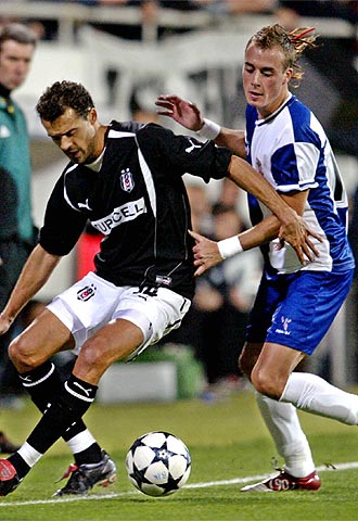 El español del Besiktas Juanfran (izquierda) pugna por controlar el balón acosado por Yeste.