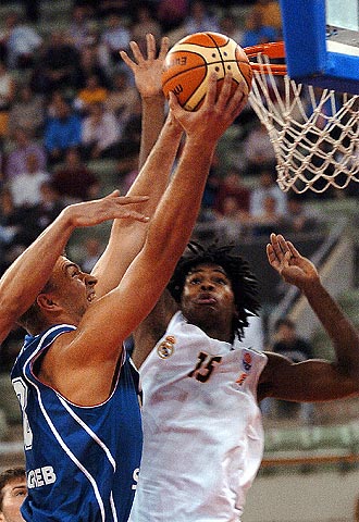 Zizic se impone a Gelabale para anotar.