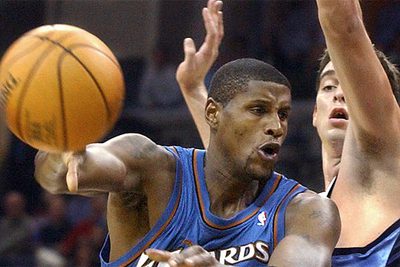 Gasol defiende ante Walker, durante el partido que enfrentó a los Grizzlies con Washington.