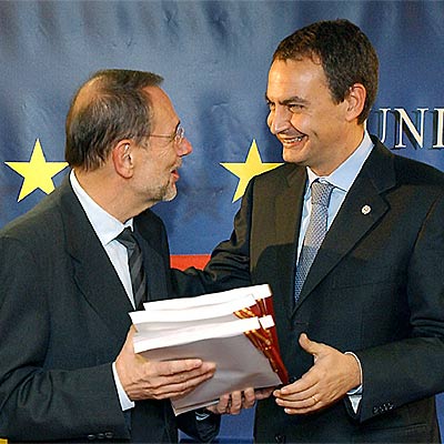 Javier Solana recibe de manos de Rodríguez Zapatero las cuatro traducciones de la Constitución europea.