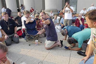 Un grupo de cristianos reza ante el Supremo de Alabama para impedir la retirada de un monumento religioso, en agosto.