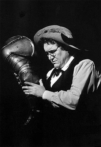 Sancho Panza toma la mano del Quijote, del libro 'Así se hace una ópera. Don Quijote' (Lunwerg), de Cristóbal Halffter.