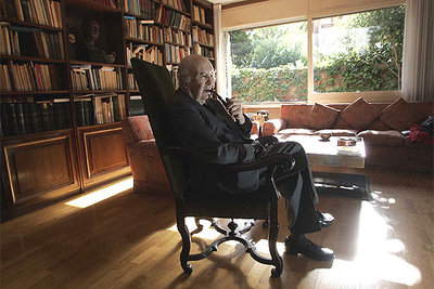 Martín de Riquer, en su casa de Barcelona, publicó su primera edición anotada del 'Quijote' hace 60 años, en la editorial Juventud.