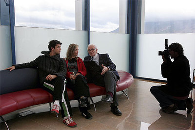 Los actores Stéphan Roche y Sophie D'Alezio junto a Pierre Cardin, ayer en el Palau d'Altea.