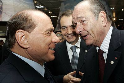 De izquierda a derecha, Berlusconi, Zapatero y Chirac, en la cumbre europea en Bruselas.