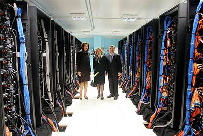 Amparo Moraleda, de IBM (izquierda), la ministra de Educación y Ciencia, María Jesús San Segundo, y Mateo Valero, director del CNS, junto a  Mare Nostrum. 