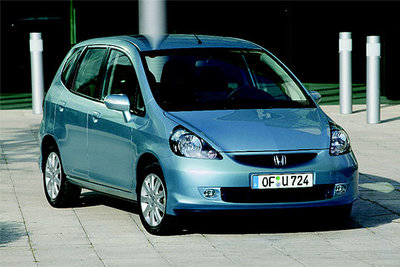 El Jazz refresca su diseño y recibe nuevos faros, paragolpes y llantas de aleación.