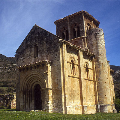 San Pedro de Tejada, con su portada de vocación vertical, es uno de los mejores ejemplos del románico de Burgos.