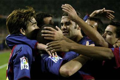 Los jugadores del Barcelona hacen una piña en torno a Eto'o tras marcar éste el segundo gol del equipo azulgrana.