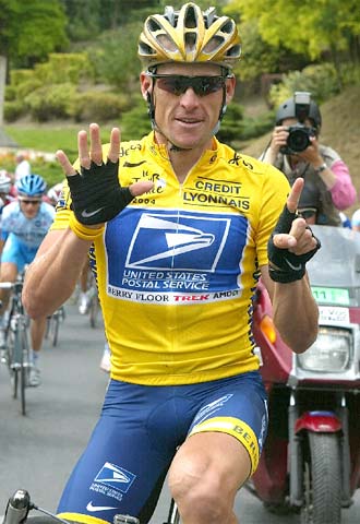 Armstrong señala con los dedos sus seis triunfos en el Tour.