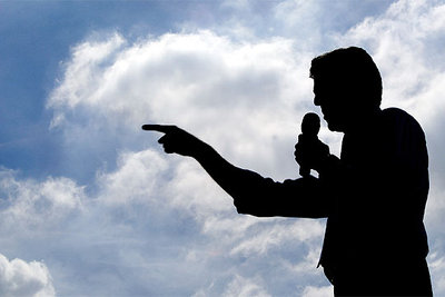 John Kerry discursea en Filadelfia durante su campaña electoral.