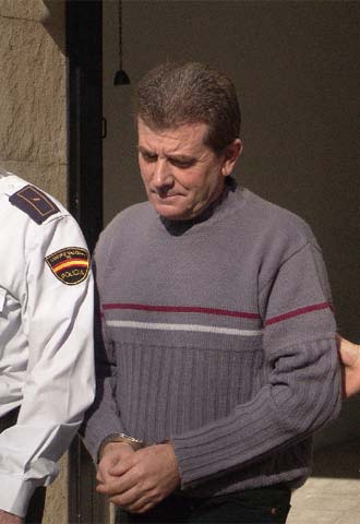 Juan Miguel Cerrillo acude al juzgado custodiado por la policía.