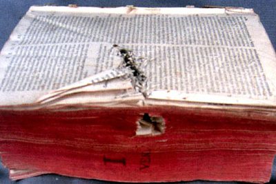 Un libro atravesado por una bala en la Guerra Civil española.