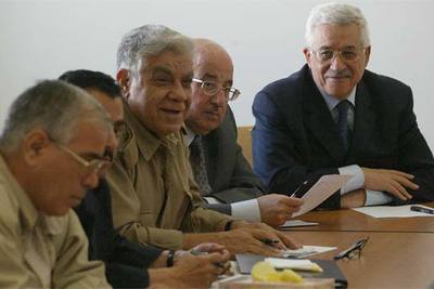 Mahmud Abbas, secretario general de la OLP (a la derecha), durante la reunión celebrada ayer en Ramala.