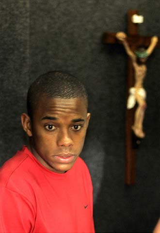 Robinho, en la sede del Santos, donde leyó su comunicado.