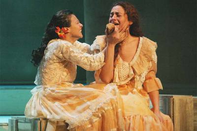 Una escena del ensayo de  Como agua para chocolate. 