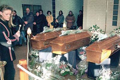 Vecinos de Outreau (norte de Francia) ante los féretros de cuatro jóvenes violadas y asesinadas en 1997.