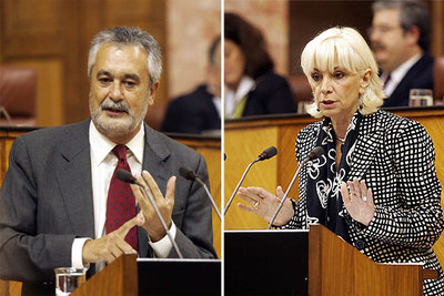José Antonio Griñán y Teófila Martínez, durante la sesión de ayer en el Parlamento.