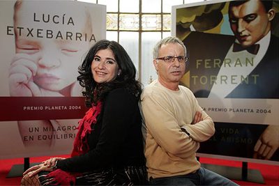 Ganadora y finalista del Premio Planeta 2004, Lucía Etxebarria y Ferran Torrent, ayer en Madrid.