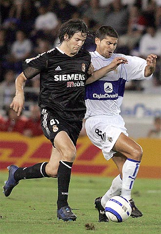 Solari pugna por la pelota junto al tinerfeñista Antonio Hidalgo.