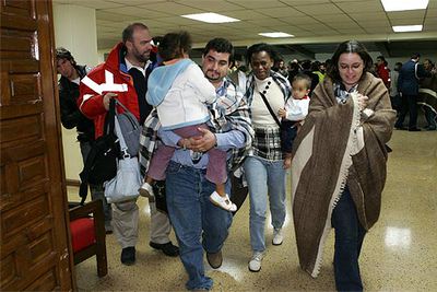 Llegada a Madrid de un grupo de evacuados de Costa de Marfil.