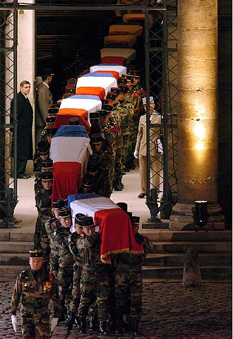 Ceremonia presidida por Jacques Chirac en París en memoria de nueve soldados franceses muertos el sábado en el país africano.