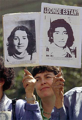 Familiares de desaparecidos se manifestaron ayer ante La Moneda.