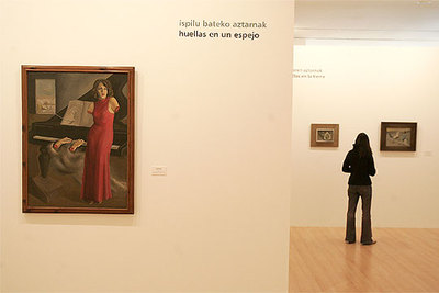 Un aspecto de la muestra del Artium con el lienzo de Óscar Domínguez  Retrato de Roma  (1933) en primer término.