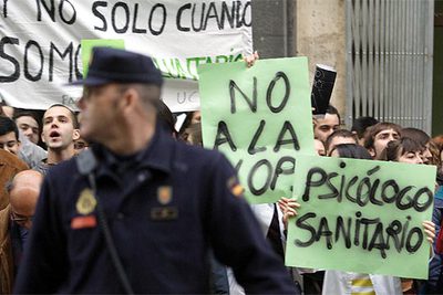 Concentración de psicólogos y estudiantes de Psicología ante la sede del PSOE en Madrid.