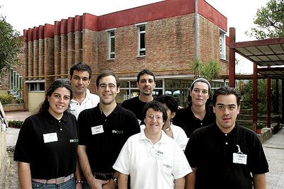 Un grupo de empleados del albergue Inout con el director, en el centro de la segunda fila.