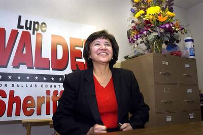 La  sheriff  electa del condado de Dallas, Lupe Valdez, en la sede de su campaña el día después de la victoria.