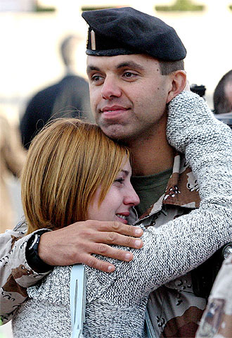 Emoción en L'Altet al llegar las tropas de Afganistán