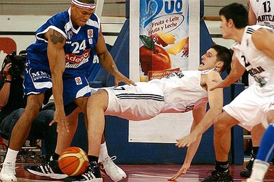Garcés disputa el balón ayer a un jugador caído del Partizan.