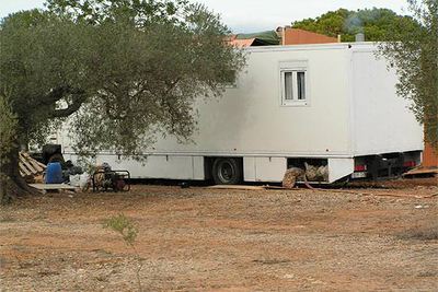 El remolque-caravana en el que permanecían retenidos 25 indigentes e inmigrantes.