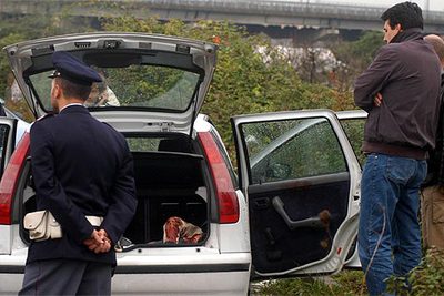 Unos  carabinieri  inspeccionan el cuerpo de un hombre hallado el martes pasado en un coche cerca de Nápoles.