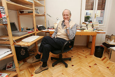 Claudio Guillén, en su casa de Madrid, ocupa el sillón 'm' en la Academia Española.