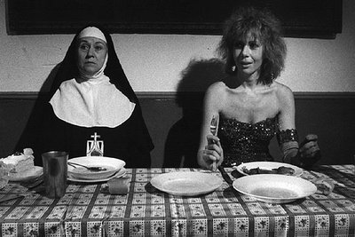 Julieta Serrano (a la izquierda) y Cristina Sánchez Pascual, en una imagen de  Entre tinieblas , de Pedro Almodóvar.