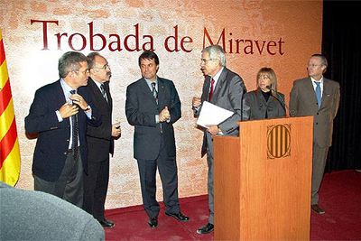 De izquierda a derecha, Joan Saura (ICV), Josep Lluis Carod Rovira (ERC), Artur Mas (CiU), el presidente de la Generalitat, Pasqual Maragall; Manuela de Madre (PSC) y Josep Piqué (PP), en Miravet.