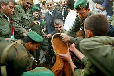 TIERRA DE JERUSALÉN SOBRE LA TUMBA DE ARAFAT.
